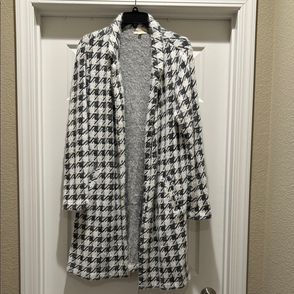Stylish Houndstooth Women's Long Sweater Jacket - Picture 1 of 5